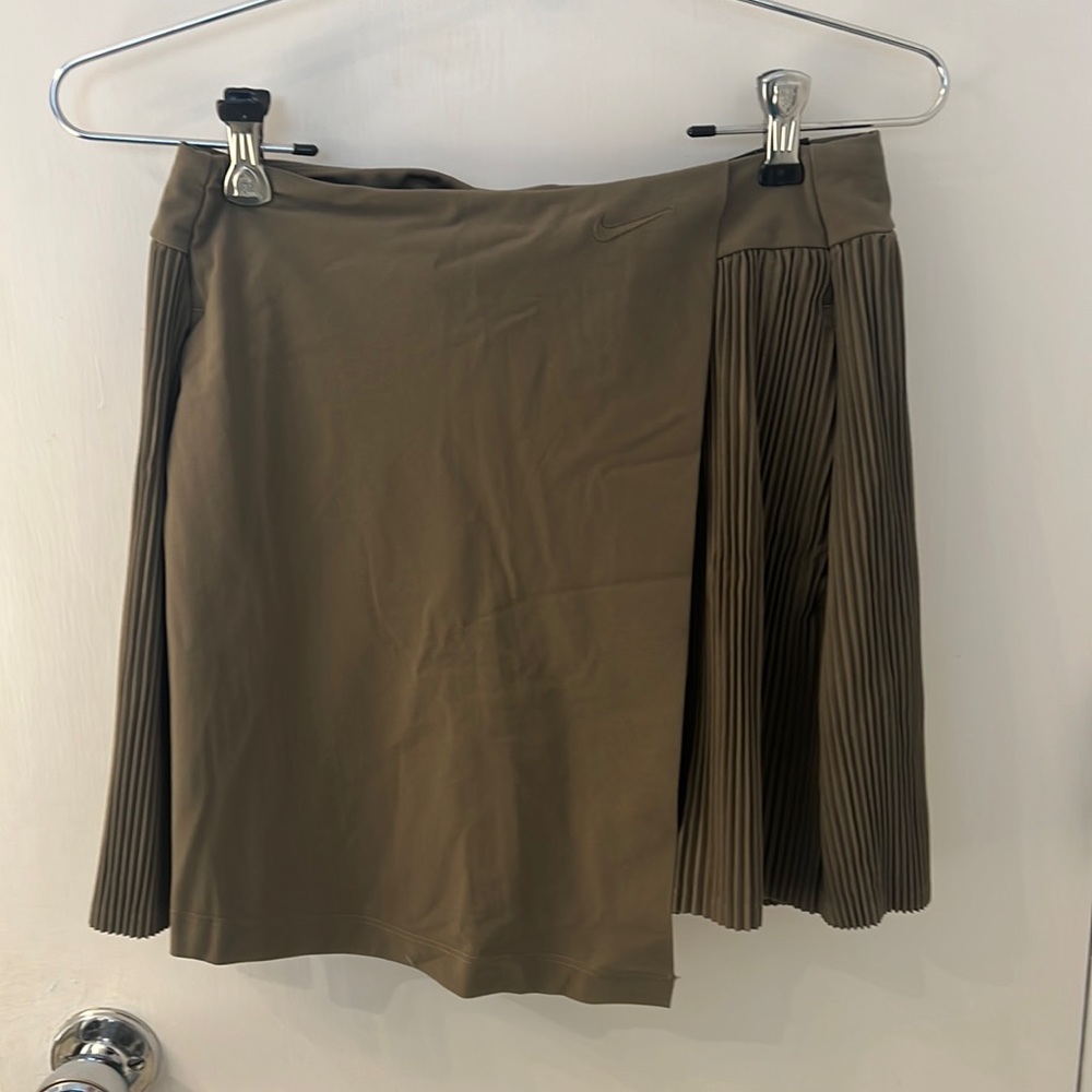 Nike Tennis or golf skirt in army green with ribbing and three pockets